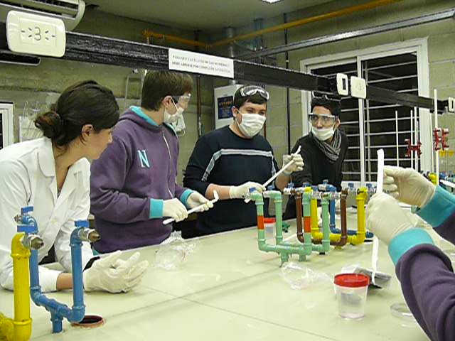 los-alumnos-realizaron-prc3a1cticas-en-el-laboratorio