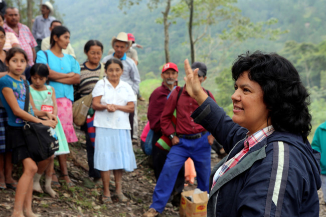 En esta foto del 27 de de enero de 2015, difundida por el Premio Ambiental Goldman, la lder indgena de Honduras Berta Cceres habla a la gente cerca del ro Gualcarque, en el departamento de Intibuca, Honduras. Cceres encabez una lucha de dos aos para detener la construccin de un proyecto hidroelctrico. Fue asesinada a tiros el jueves 3 de marzo de 2016. Ella gan el Premio Ambiental Goldman en 2015 por su papel en la lucha contra el proyecto de la presa. (Tim Russo / Goldman premio ambiental a travs de AP)