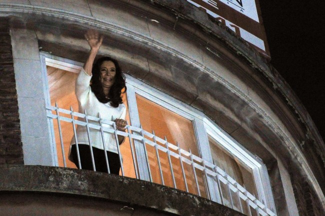 Télam Buenos Aires 11/04/2016 -  La ex presidenta Cristina Kirchner de Kirchner saluda desde el balcon del departamento del barrio de Recoleta, donde la aguardaban entre cánticos, bombos y banderas, militantes de La Cámpora y de otras agrupaciones políticas afines al kirchnerismo. Foto: Alejandro Santa Cruz/Télam/cgl