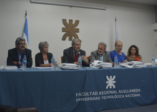 Víctor Hugo Morales, acompañado de los Ings. Jorge Omar Del Gener y Enrique Filgueira, y representantes del concurso
