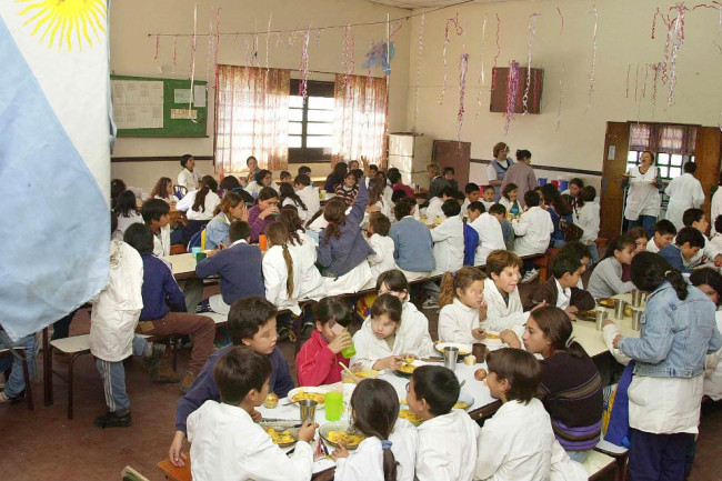 El comedor de la escuela Buque Fragata Sarmiento, en San Francisco Solano, durante la hora del almuerzo de los alumnos del turno de la maÐana el 17 de abril de 2002. La mayorÕa vive en un pobre asentamiento de casillas precarias, en el seno de familias carecientes, con padres desempleados y muchas veces con casi nada para comer. Maestros de varias provincias iniciaron el lunes una marcha que finaliza el viernes 19 de abril de 2002 en Buenos Aires reclamando mas presupuesto para la educaciÑn.          AFP PHOTO/Ali BURAFI