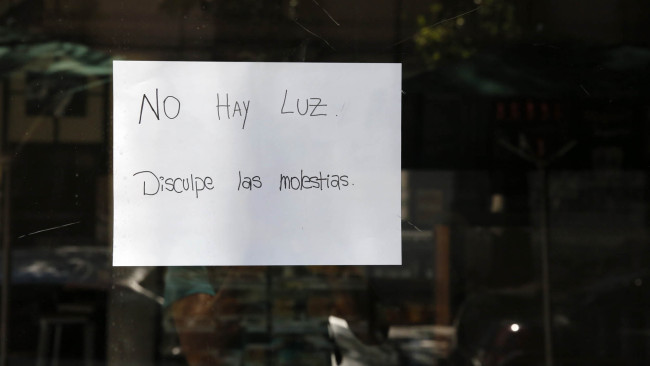 CORTES DE LUZ PROGRAMADOS POR 3 HORAS. CRISTIAN OLIVEIRA, CARTEL EN EL STARBUCKS DE JUANA AZURDUY Y CABILDO
FOTO: MAXIMILIANO AMENA