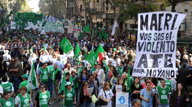 Télam, Buenos Aires, 30/04/2013
Sindicatos de trabajadores estatales, 
organizaciones sociales y partidos políticos marchan a la Jefatura 
de Gobierno de la Ciudad de Buenos Aires en repudio de la represión 
en el Hospital Borda
Foto: Candelaria Lagos/Télam/dsl