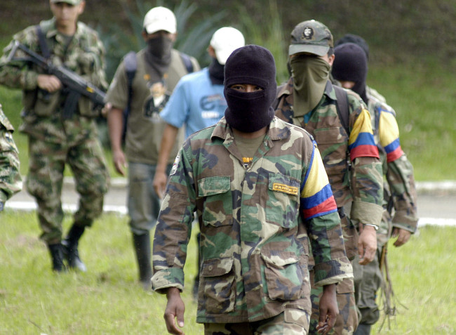 BOG07. CALI (COLOMBIA), 23/06/08.- Siete integrantes del trigésimo frente de la guerrilla de las Fuerzas Armadas Revolucionarias de Colombia (FARC), entre los que se encontraban dos menores de edad, se entregaron hoy, 23 de junio de 2008, a las tropas del Ejercito colombiano, en las instalaciones de la Tercera División en Cali (Colombia). Los guerrilleros afirmaron que se encontraban cercados por los operativos que realizan las Fuerzas Militares en el sector del Naya al sur-occidente del país. EFE/Carlos Ortega COLOMBIA - CONFLICTO