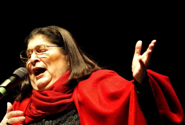 epa01886100 (FILE) A file picture dated 14 July 2003 shows Argentinian singer Mercedes Sosa performing during a concert at the Open Air Theater in Istanbul, Turkey. Sosa has died at the age of 74 in Buenos Aires, Argentina on 04 October 2009, according to media reports.  EPA/KERIM OKTEN