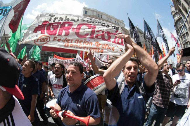 telam 17/01/2017 Buenos Aires: Trabajadores gráficos se manifiestan en la sede de la secretaría de Relaciones Laborales,  donde el Ministerio de Trabajo realiza una audiencia en el marco del conflicto entre trabajadores gráficos y la empresa Artes Gráficas Rioplatenses (AGR), del Grupo Clarín, a raíz del despido de 380 trabajadores producto del cierre de la planta del barrio porteño de Pompeya. Foto: Carlos Brigo/telam/ddc