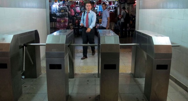 zzzznacp2 NOTICIAS ARGENTINAS BAIRES, ENERO 9: La Asociación Gremial de
Trabajadores del Subte y Premetro (AGTSyP) volvió a liberar esta
mañana los molinetes en las principales estaciones, permitiendo
que los pasajeros viajen gratis, en reclamo contra el aumento del
boleto.FOTO NA DANIEL VIDES zzzz