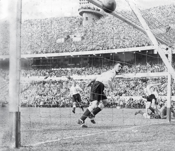 Gol de Ernesto Grillo Argentina 3 - Inglaterra 1 14/5/53 Foto: Archivo El Grafico